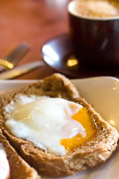 Egg på ristet brød – stockfoto