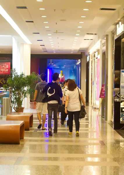 Compras en el centro comercial de la ciudad — Foto de Stock