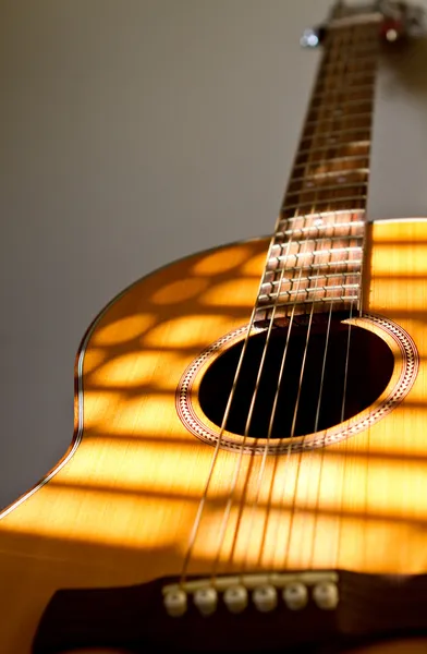 Гитара с тенями от дневного света — стоковое фото