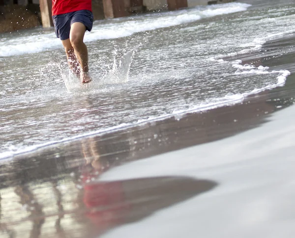 Hombre corriendo por la playa de arena — Foto de Stock