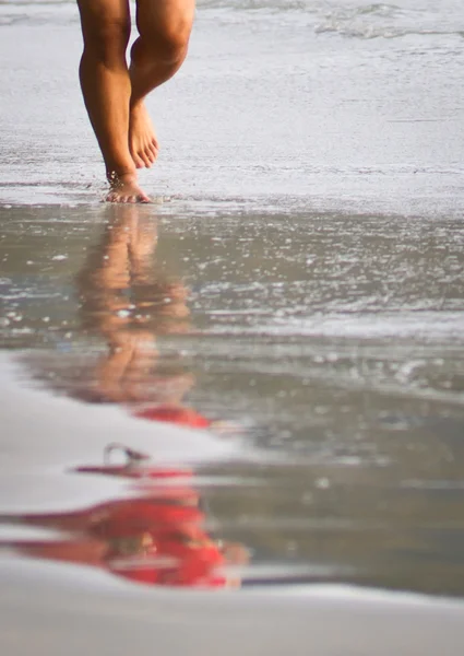 Hombre corriendo por la playa de arena — Foto de Stock