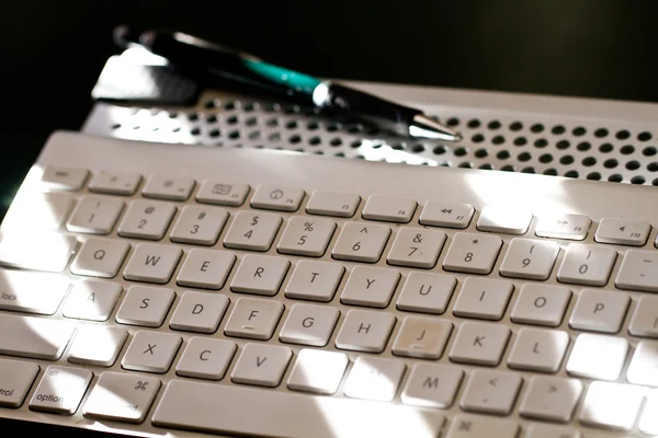 Keyboard and pen for work — Stock Photo, Image