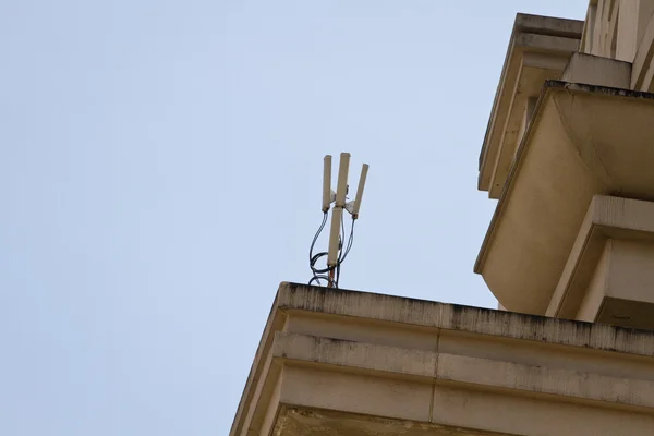 Radio Wifi instalada en la parte superior de un edificio — Foto de Stock