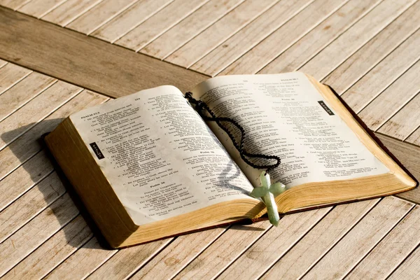 The Holy Bible open up in the centre — Stock Photo, Image