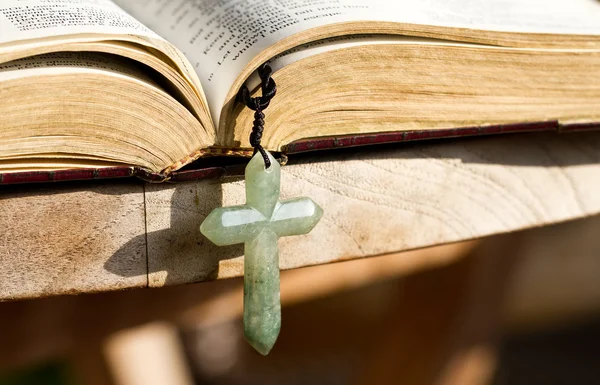 The Holy Bible and the cross — Stock Photo, Image