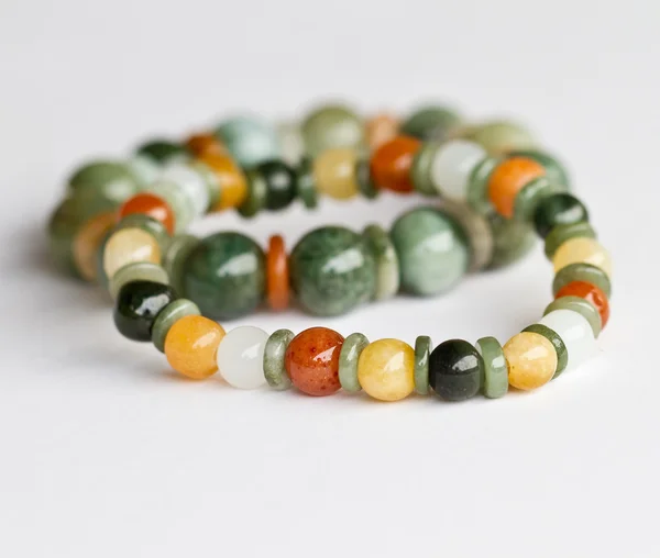Beyaz arka plan üzerinde renkli yeşim bilezikler