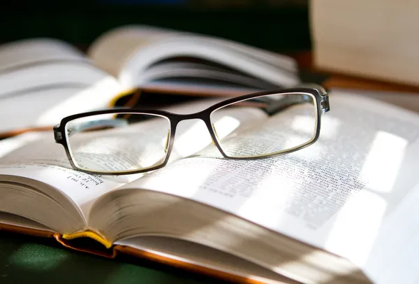 Lezing glas op open boeken — Stockfoto