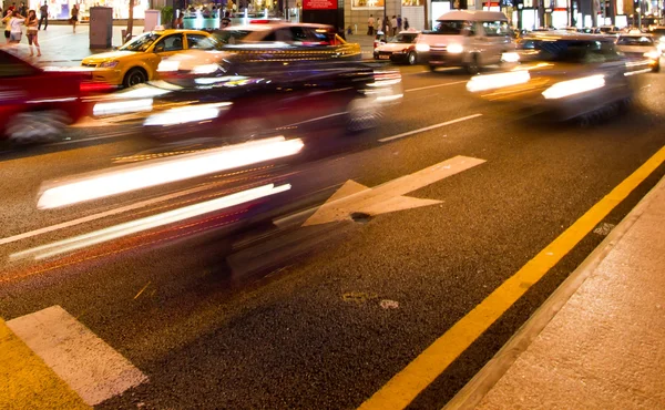 Drukke verkeer in de stad bij nacht — Stockfoto