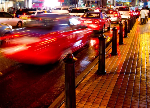 Drukke verkeer in de stad bij nacht — Stockfoto