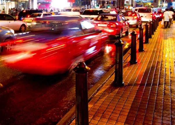 Trafic achalandé dans la ville la nuit — Photo