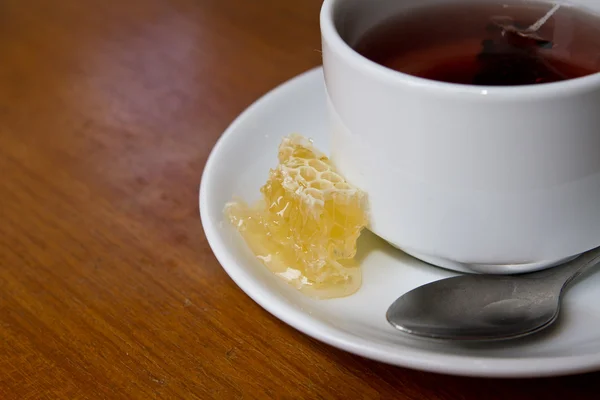 Zrelaksować się przy filiżance herbaty i miód grzebienia — Zdjęcie stockowe