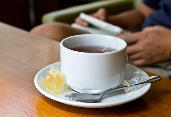 Χαλαρώσετε με ένα φλιτζάνι τσάι και μέλι χτένα — Φωτογραφία Αρχείου