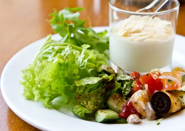 Hälsosam frukost med yoghurt och grön sallad — Stockfoto