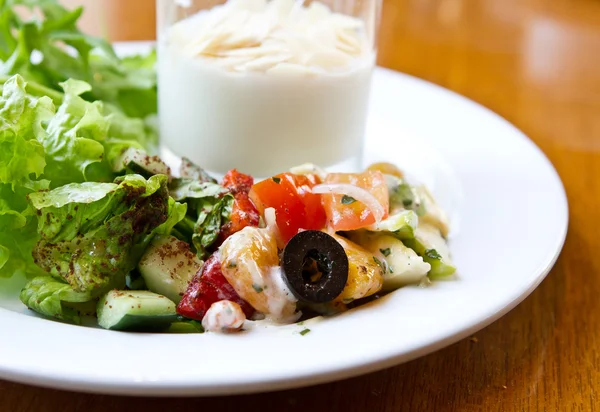 Hälsosam frukost med yoghurt och grön sallad — Stockfoto