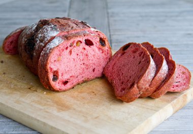 Kırmızı mantar yükselişi üzümlü cevizli ekmek