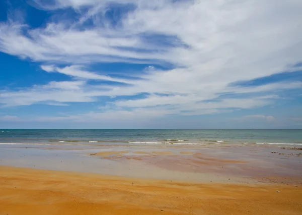 Sandy beach ocean and blue sky — Stock Photo, Image