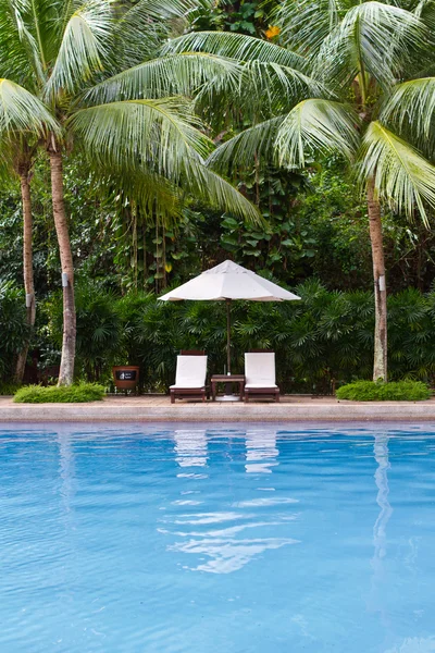 Tropical resort swimming pool — Stock Photo, Image