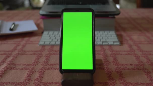 Groene Mock Screen Smartphone Verticale Portretmodus Tafel Met Computer Laptop — Stockvideo