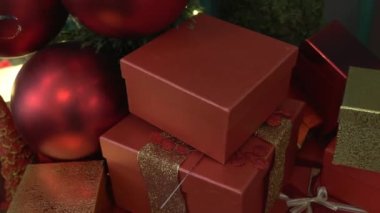 Noel hediyeleri ve hediyeler paketlenmiş, Noel ağacının altında..