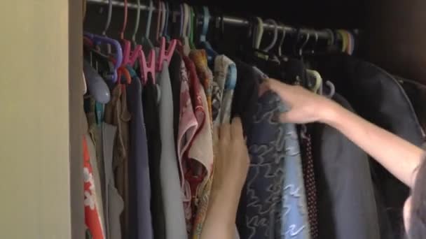 Mujer Buscando Través Armario Teniendo Cuenta Qué Vestido Llevar — Vídeos de Stock