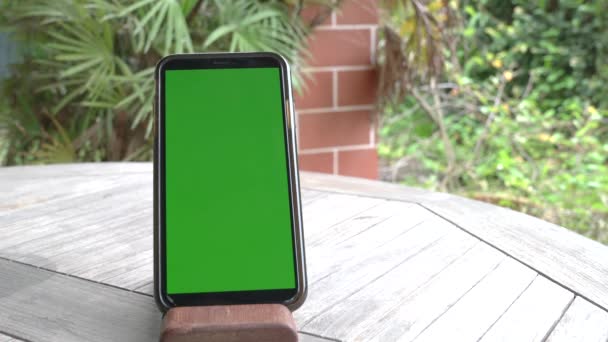 Smartphone Pantalla Simulada Verde Modo Vertical Retrato Mesa Con Fondo — Vídeos de Stock