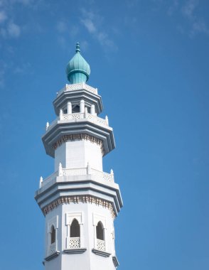 Mavi gökyüzüne karşı cami minaresi. Boşluğu kopyala.