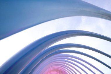 Kentsel Geometri, mavi ve pembe renkli metal hat yapısı. Modern ve renkli mimari kavramı.