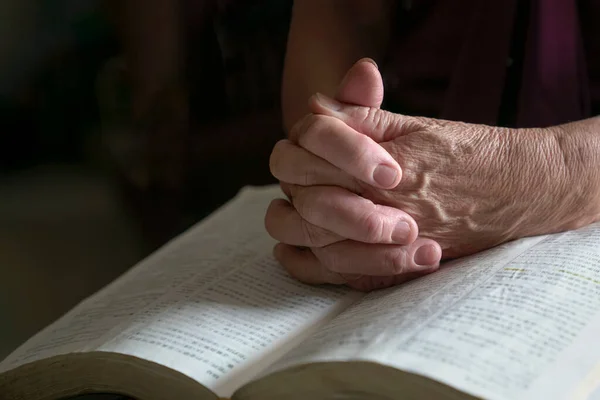 Közelkép Idősebb Kezét Nyitott Biblia Hajtogatott Imádságban — Stock Fotó