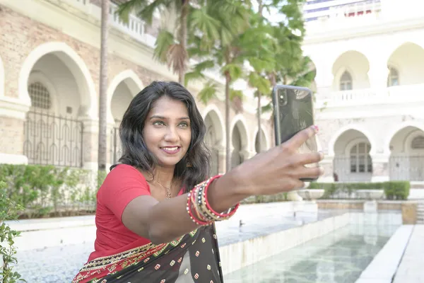 Прекрасна Індійська Жінка Азії Посміхається Користується Телефоном Щоб Зробити Автопортрет — стокове фото