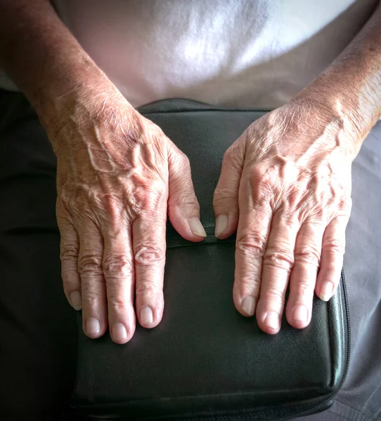Wrinkled Hands Senior Man Top Book Selected Focus His Thumbs — Stock Photo, Image
