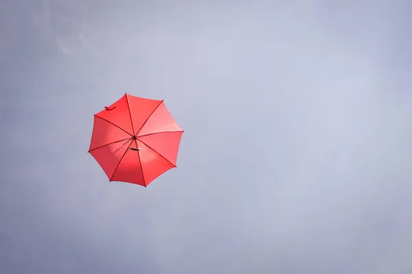 青空に赤い傘 スペースのコピー — ストック写真