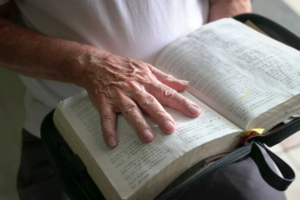 Mano Arrugada Del Hombre Mayor Encima Una Biblia Abierta — Foto de Stock