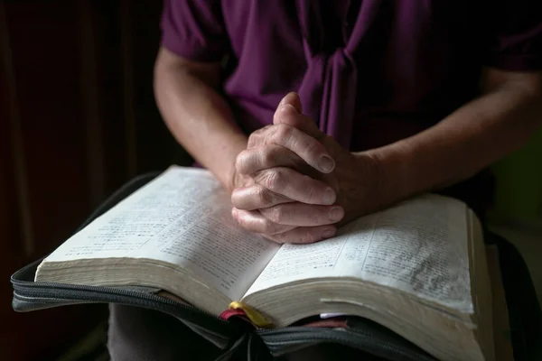 Närbild Äldre Kvinna Händer Öppen Bibel Vikta Bön — Stockfoto