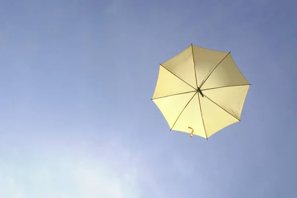 Yellow Umbrella Blue Sky Copy Space — Stock Photo, Image