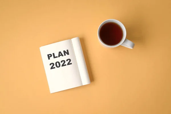 Σχέδιο 2022 Στο Σημειωματάριο Καφέ Κάτοψη Κίτρινο Φόντο — Φωτογραφία Αρχείου