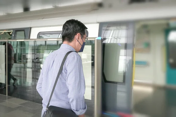 Ασιάτης Επιχειρηματίας Μάσκα Προσώπου Μπαίνοντας Ένα Τρένο Που Περιμένει Στο — Φωτογραφία Αρχείου