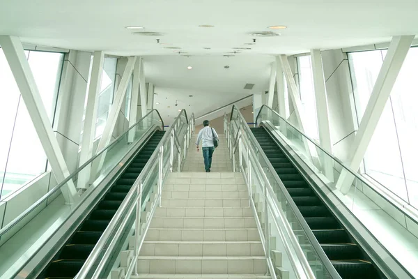 Homem Subir Escadas Dentro Edifício Moderno Voltar Trabalho Escalar Conceito — Fotografia de Stock