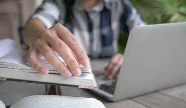 Kadının eli kitabın sayfalarını çeviriyor, kapat. Ev ayarı.