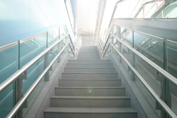 Escalera Dentro Edificio Moderno Que Sube Luz —  Fotos de Stock