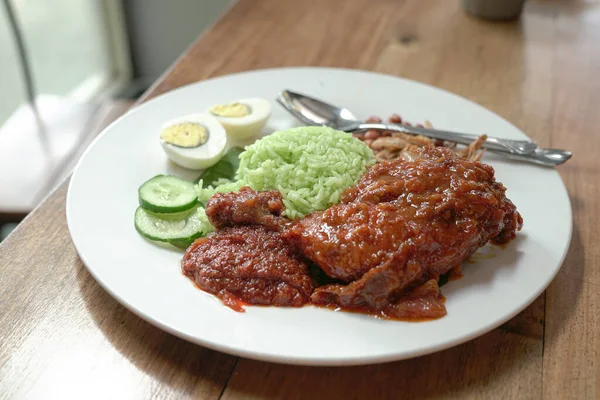 Arroz Coco Nasi Lemak Com Frango Frito Picante Ovo Cozido — Fotografia de Stock