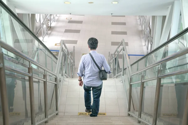 地下鉄の建物の中の階段を歩いている男 仕事のコンセプトからの通勤旅行 — ストック写真