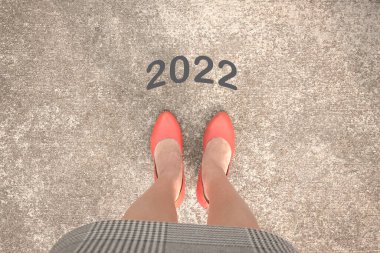 Turuncu ayakkabılı kadın manzarası. İş ve kariyer için yeni yıl 2022 konsepti.