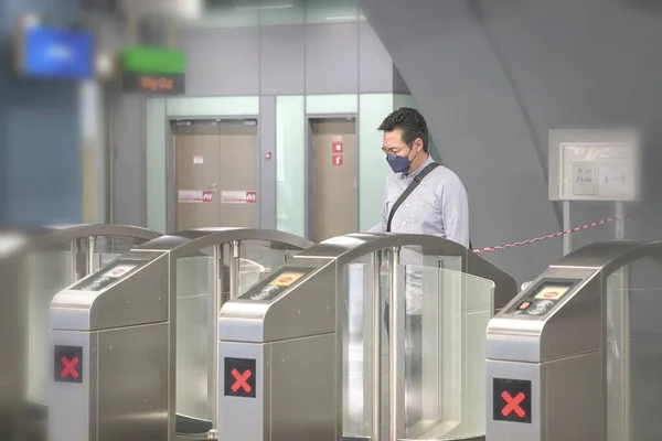 Hombre Asiático Con Mascarilla Través Del Metro Puertas Entrada Metro —  Fotos de Stock