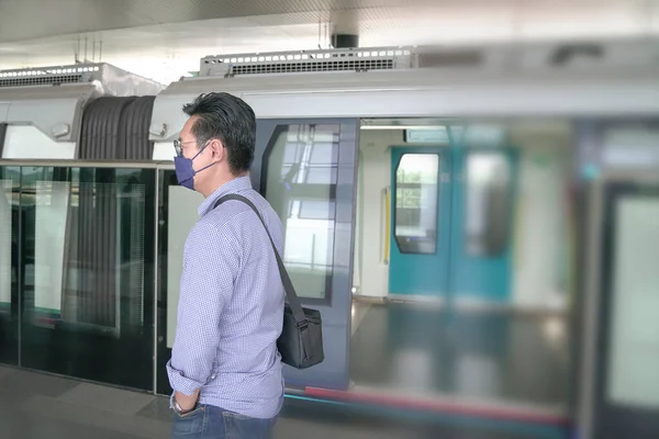 Asian Man Commuter Face Mask Walking Out Subway Train Platform — Zdjęcie stockowe