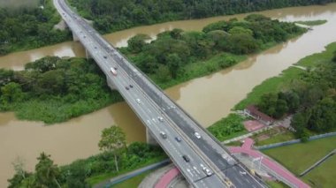 Malezya Yarımadası 'nda yağmur ormanı ve nehri olan kırsal yol manzarası.