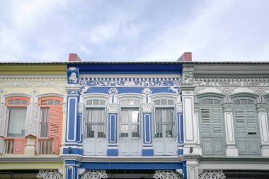 George Town, Penang, Malezya - 3 Ocak 2022: George Town, Penang 'daki renkli miras evleri sırası.