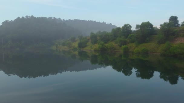 湖の水と熱帯雨林のドローンショット 美しい自然景観と森林の反射 マレーシアの鏡湖 — ストック動画