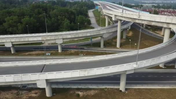 Dron Lotu Ptaka Widok Mostu Autostrady Przedmieściach Transport Turystyczny Lub — Wideo stockowe