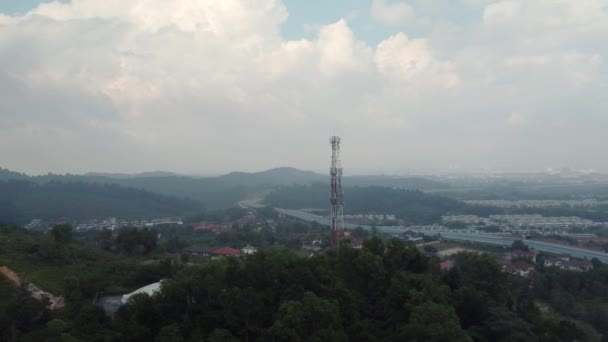 Vista Aérea Dron Torre Telecomunicaciones Con Antenas Para Teléfono Celular — Vídeos de Stock