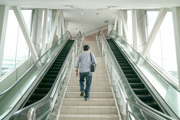 Hombre Subiendo Las Escaleras Dentro Una Estación Metro Volver Trabajo —  Fotos de Stock